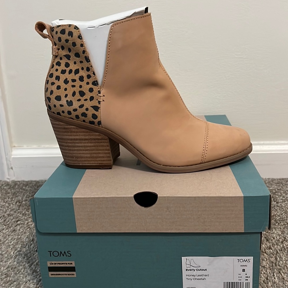 TOMS Everly Cutout NEW IN BOX